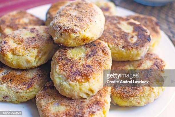 delicious and healthy fried homemade potato patties. potato cutlets, pancakes, draniki. - cutlet stockfoto's en -beelden