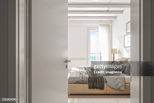 porta aperta alla classica camera da letto scandinava - dentro foto e immagini stock