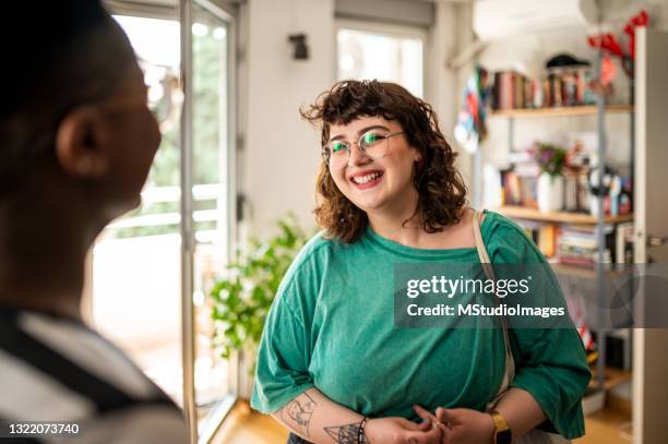 une jeune femme est venue rendre visite à son amie - mannequin grande taille photos et images de collection