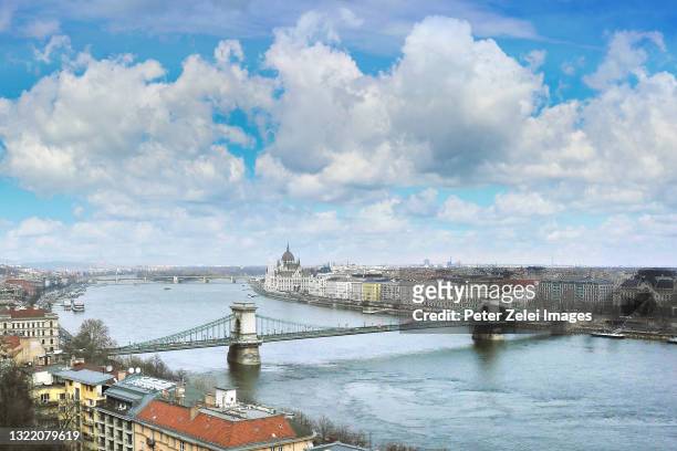 budapest cityscape with the chain bridge and the hungarian parliament building - kettingbrug hangbrug stockfoto's en -beelden