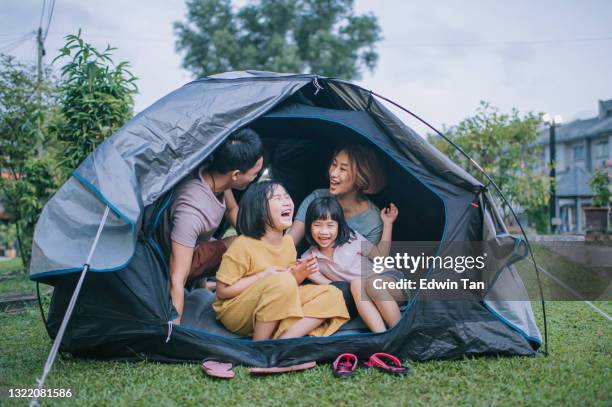 asiatische chinesische familie spielen bonding in camping-zelt im hinterhof ihres hauses aufenthalt wochenende aktivitäten - family camping stock-fotos und bilder