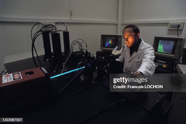 Cytométrie en flux dans un laboratoire de l'Institut Pasteur, le 24 juin 1987, à Paris.