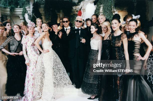 Le styliste Karl Lagerfeld entouré de ses mannequins dont Carla Bruni à droite à l'issue de son défilé en janvier 1997 à Paris