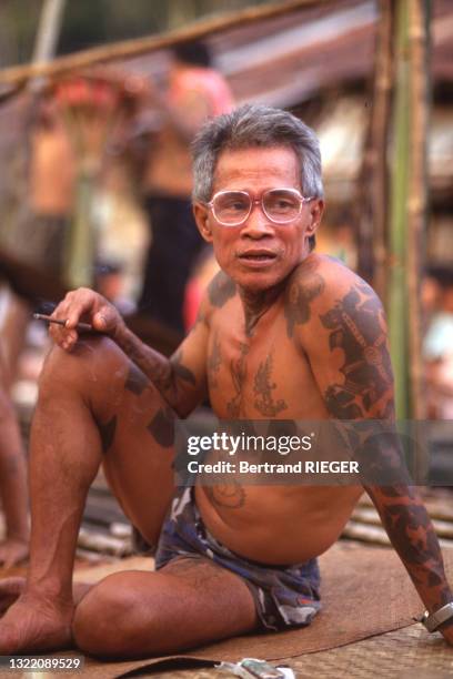 Homme Iban portant des tatouages dans le Sarawak, en 1993, sur l'île de Bornéo.