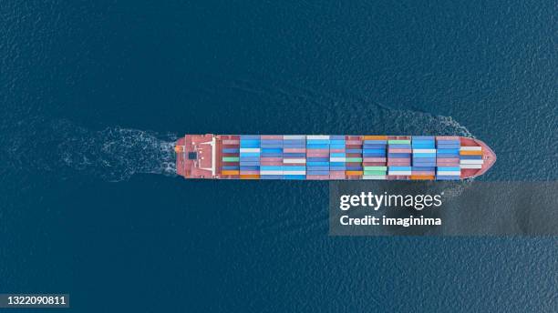 lucht bovenaanzicht container vrachtschip in de open zee - cargo ships stockfoto's en -beelden