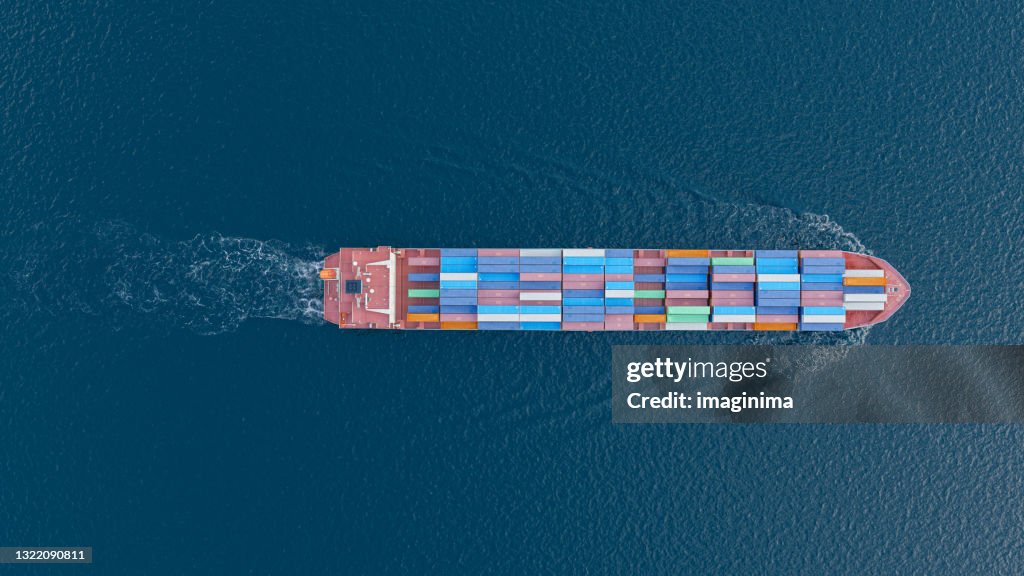 Navio de carga de contêineres de vista superior aérea no mar aberto