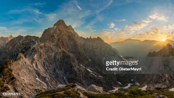 glory sonnenaufgang mit blick auf watzmann ostmauer und köngissee, nationalpark berchtesgaden - berchtesgaden stock-fotos und bilder
