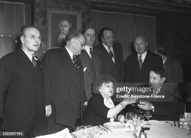 Le rassemblement du jury du 'Goncourt' au restaurant 'Drouant' pour la délibération du prix 'Goncourt', le 30 janvier 1950, à Paris.