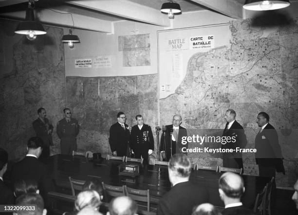 La conférence de presse de Vincent Auriol depuis la salle de signature des ctes de capitulation du Troisième Reich à Reims, le 8 mai 1950.