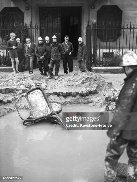 Effondrement de la chaussée sur le boulevard de Beauséjour après l'explosion d'une canalisation d'eau, le 12 mai 1950, à Paris.