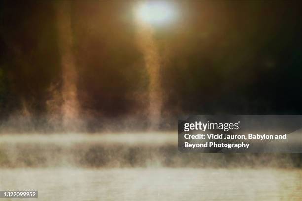 warm sunlight and wispy mist rising from the water on pond in pennsylvania - onda de calor miragem - fotografias e filmes do acervo