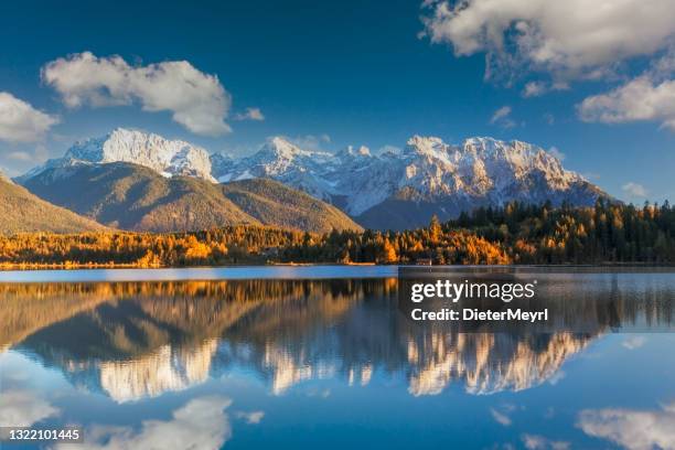 karwendelgebergte in beierse alpen - karwendel mountains stockfoto's en -beelden