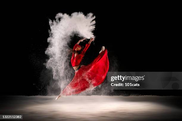 ballerina in red dress, dancing with dust - powder snow stockfoto's en -beelden