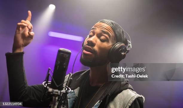 afroamerikanischer musiker nimmt seinen gesang im aufnahmestudio auf - singer songwriter stock-fotos und bilder