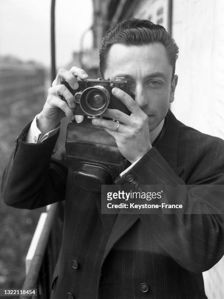Photographe prenant une photo avec un appareil ' Contax I', 1er juin 1948.