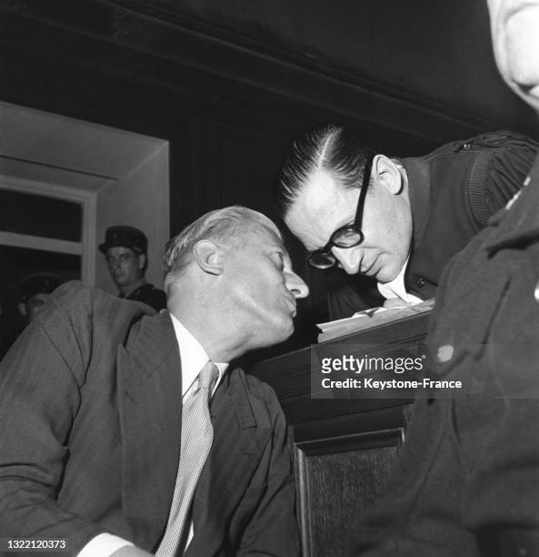 Otto Abetz discutant avec son avocat René Floriot lors de son procès, le 18 juillet 1949, à Paris.