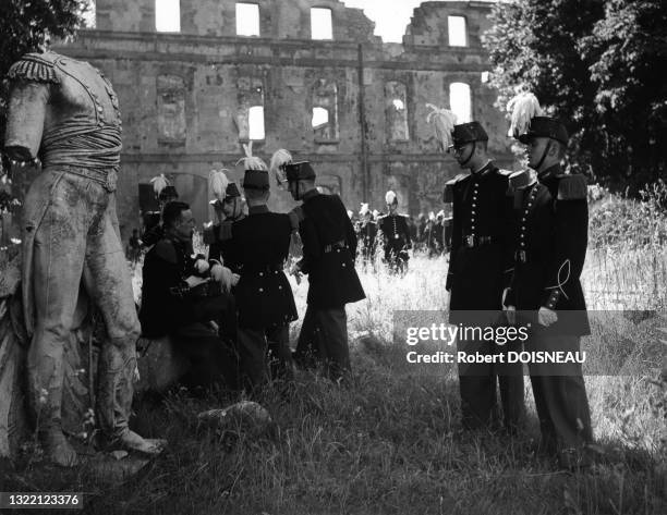 Les Saint Cyriens, élèves officiers de l'école spéciale militaire de Saint-Cyr, portant un uniforme et un casoar couvre chef militaire composé d'un...