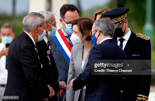 French defence minister Florence Parly speaks with US Veteran Charles Norman Shay, 96 and British veteran David Mylchreest, 97 prior to an official...