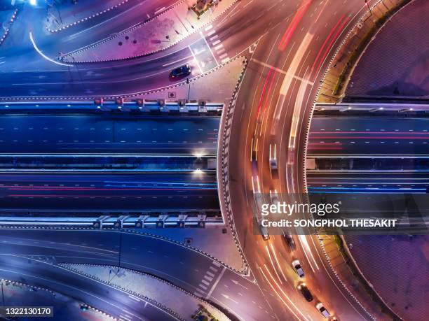 aerial view/circular road traffic at night - symbole de rapidité photos et images de collection