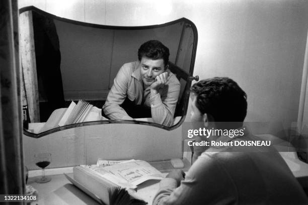 Ge?rard Philipe devant un miroir dans sa loge au studio de Neuilly en novembre 1955, Paris, France.