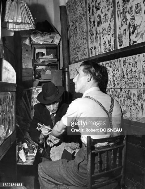 Tatoueur, octobre 1950, Londres, Royaume-Uni.