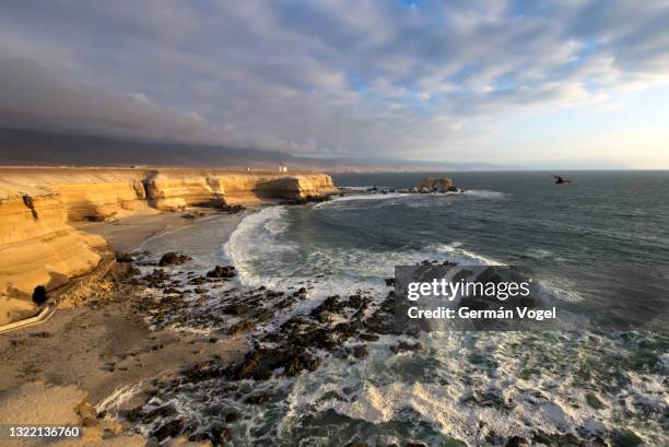 beautiful atacama desert pacific coast, la portada, antofagasta, chile - アントファガスタ地域 ストックフォトと画像