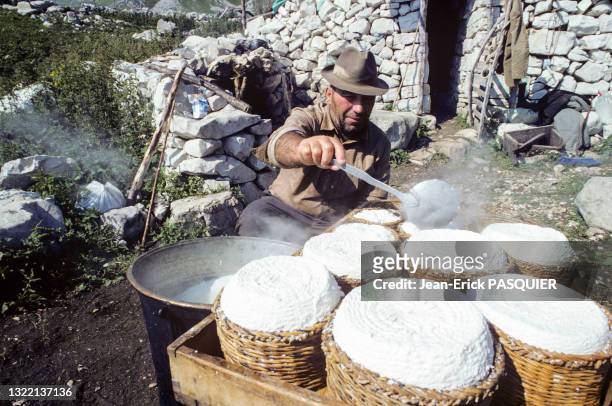 Berger dans les alpages préparant le fromage traditionnel la ricotta région du Molise, Italie du Sud.