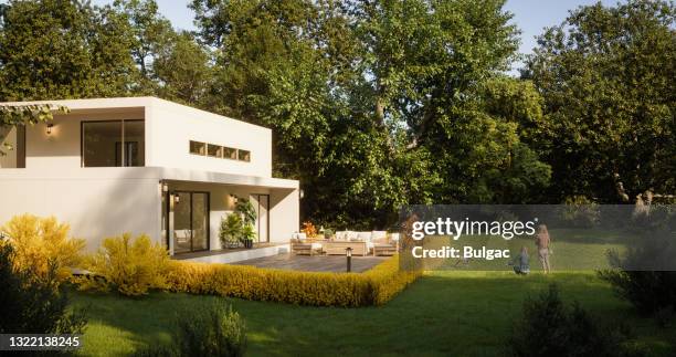 moderne familienvilla - modern home exterior stock-fotos und bilder