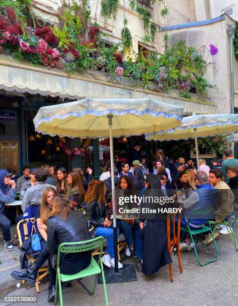 Clients attablés à la terrasse du restaurant "Maison Sauvage", 19 mai 2020, Paris.