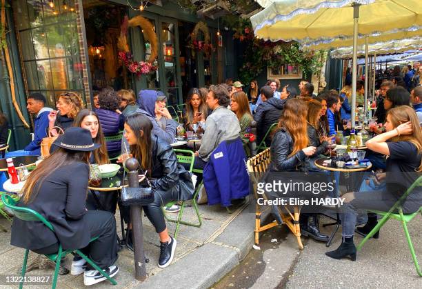 Clients attablés à la terrasse du restaurant "Maison Sauvage", 19 mai 2020, Paris.