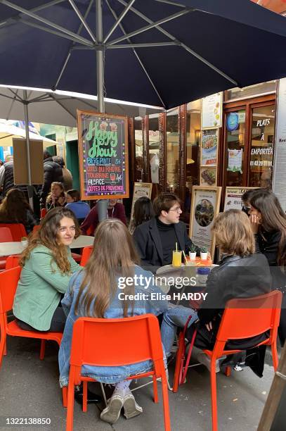 Clients attablés à une terrasse de café, 19 mai 2020, Paris.