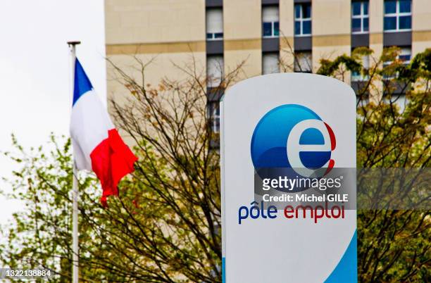 Logo "Pole Emploi" et drapeau français, 8 mai 2021.