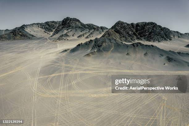 lucht mening van moutains en bandensporen/qinghai, china - snow covered road stockfoto's en -beelden