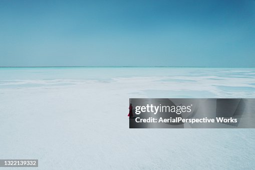 Frau trägt rotes Kleid Walking On Salt Lake Frau trägt rotes Kleid Walking On Salt Lake
