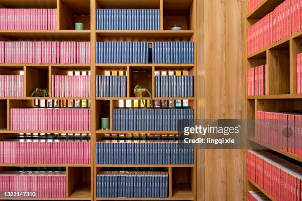 the l-shaped bookshelf is full of books - archive library stock-fotos und bilder