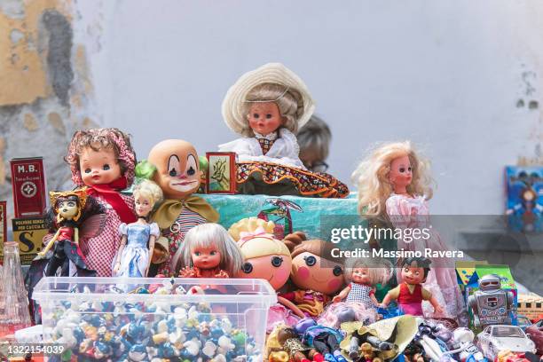 flea market - vintage dolls - muñeca juguete fotografías e imágenes de stock