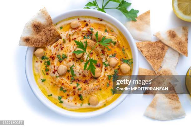 kikärts hummus skål närbild med pita flatbread doppar isolerad på vit - pure white background bildbanksfoton och bilder