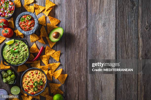 salse messicane guacamole, tuffo cheedar, salsa di pomodoro e pico de gallo con patatine nacho - mexican food foto e immagini stock