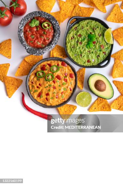 sauces mexicaines guacamole, trempette cheedar et salsa tomate avec chips nacho isolées sur blanc - coriandre fond blanc photos et images de collection