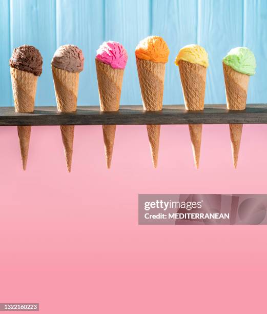 cones de waffle de sorvete variados em uma linha colorido sabor diferente em madeira rosa e azul - vanilla - fotografias e filmes do acervo