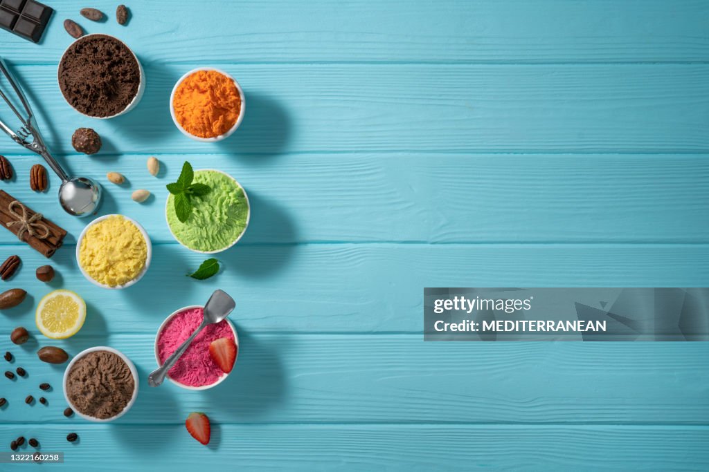 Verschiedene Eisbecher und Waffeln bunte verschiedene Geschmack auf blauem Holz