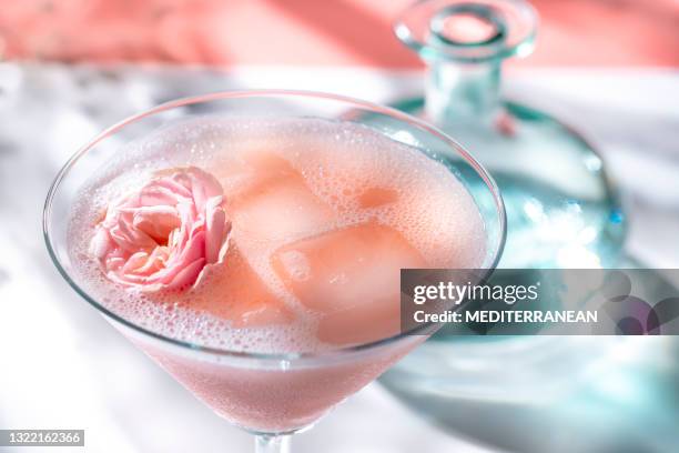 nam of rosé cocktail met roze nam bloem op witte en roze achtergrond toe - roses stockfoto's en -beelden