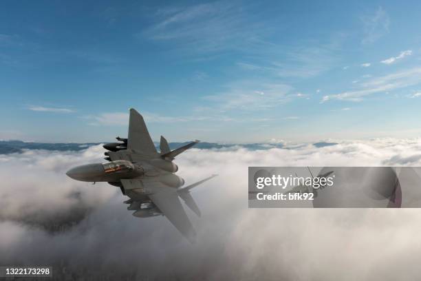 cazas a reacción volando sobre las nubes. - avión de caza fotografías e imágenes de stock