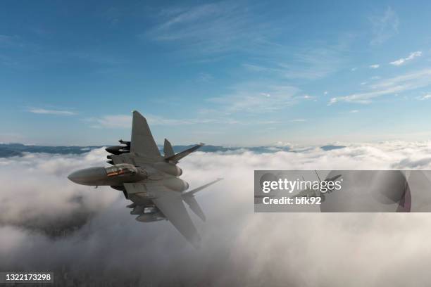 chasseurs à réaction survolant les nuages. - avion militaire photos et images de collection