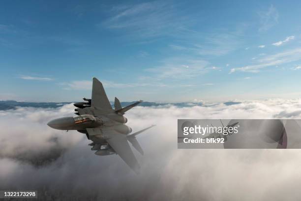 噴氣式戰鬥機飛過雲層。 - aerospace industry 個照片及圖片檔
