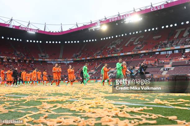 Players of Netherlands acknowledge the fans after the international friendly match between Netherlands and Georgia at De Grolsch Veste Stadium on...