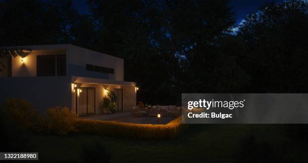 moderne familienvilla (nacht) - lichttyp elektrisches licht stock-fotos und bilder