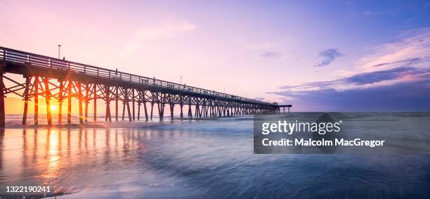 2nd avenue pier at sunrise in myrtle beach - myrtle beach foto e immagini stock