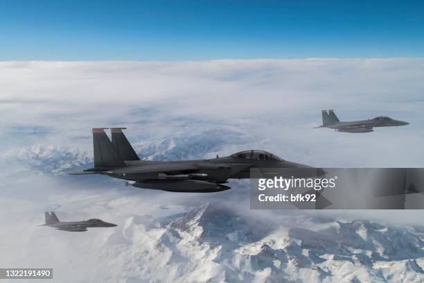 düsenjäger fliegen über die wolken. - us air force stock-fotos und bilder