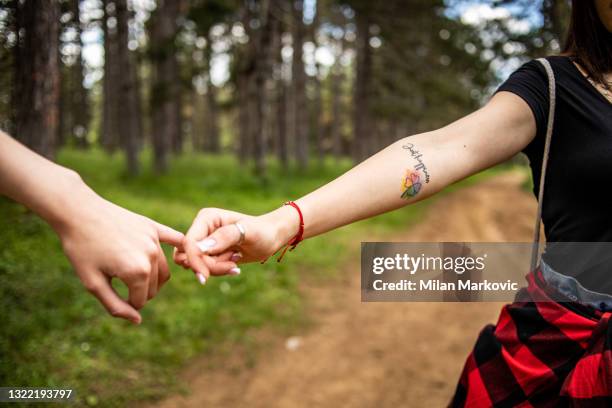 coppia lesbica lgbt amore momenti di felicità concetto - cool tattoo symbols foto e immagini stock